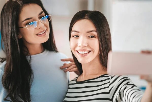 Dos colegas sonrientes haciendo una foto memorable —  Fotos de Stock