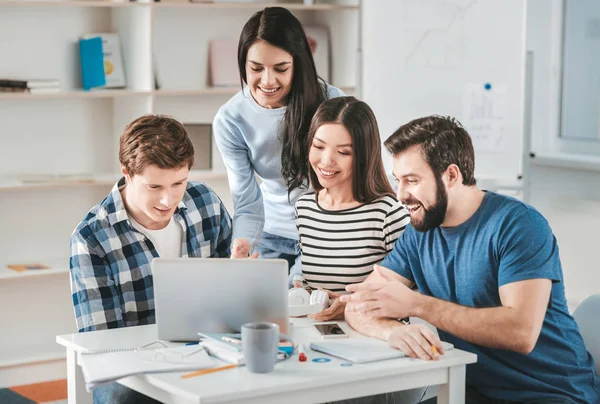 Team di quattro specialisti pubblicitari che lavorano su un nuovo progetto — Foto Stock