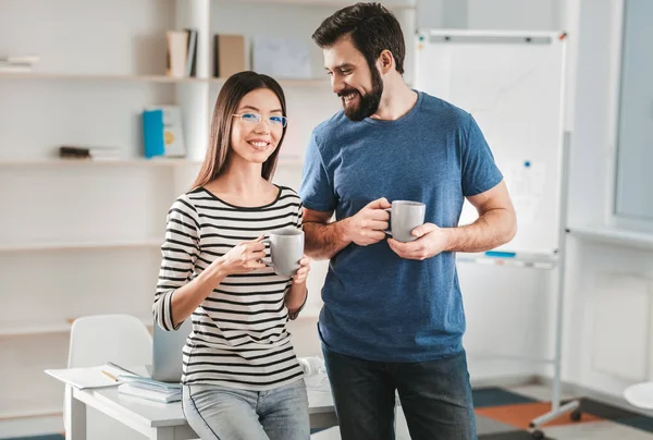 Un par de prometedores hombres de negocios de pie en su nueva oficina — Foto de Stock