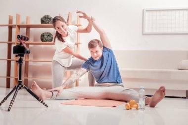 Kamera önünde güzel bir çift eğitim