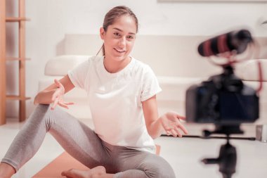 Kamera önünde konuşan güzel kadın