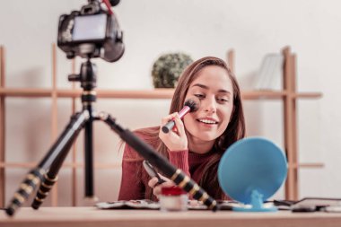 Genç bayan yeni bir toz testi