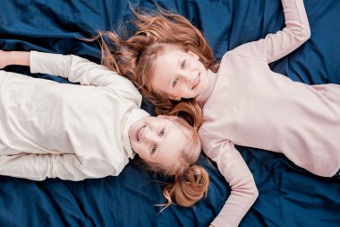 Gülümseyen güzel küçük çocuklar