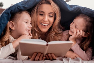 Güzel kadın kızları ile bir kitap okuma