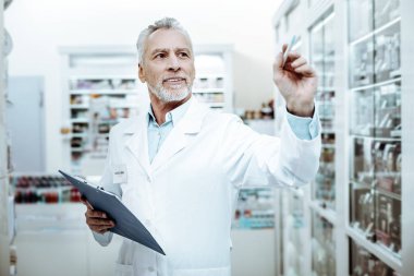 Memnun eczacı eczane zevk ile çalışma