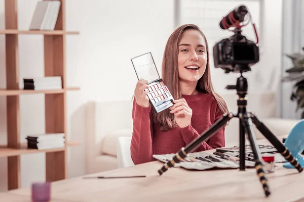 Inspirerad kvinna talar framför kameran — Stockfoto