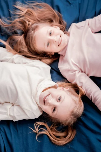Pretty kids laying on the bed — Stock Photo, Image