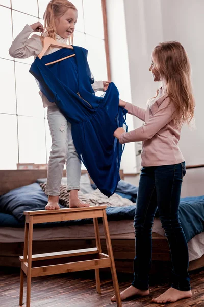 Małe dzieci próbują nową sukienkę — Zdjęcie stockowe