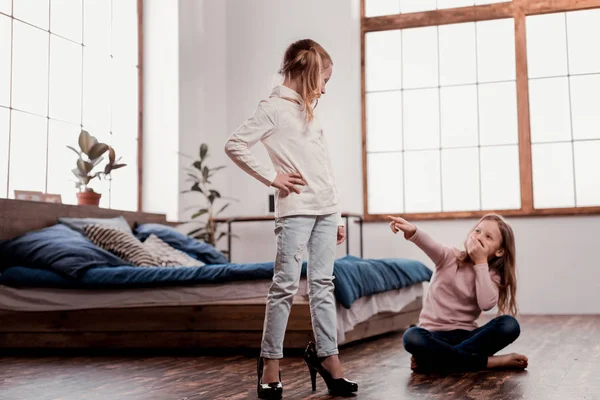 Grappige kinderen proberen moeders schoenen — Stockfoto