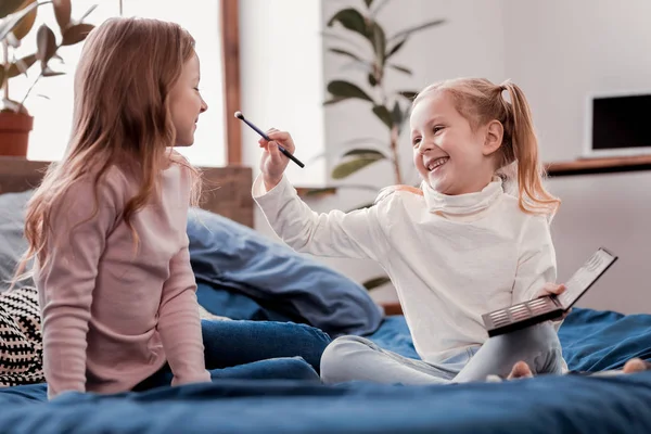 Sonrientes hermanas jugando juntas — Foto de Stock