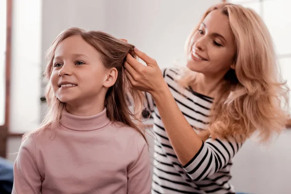 Prachtige vrouw een kapsel om een kind — Stockfoto