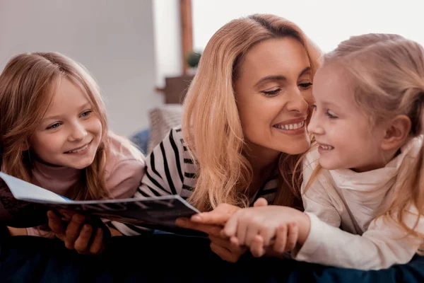 Vrolijke vrouw spelen met kinderen — Stockfoto