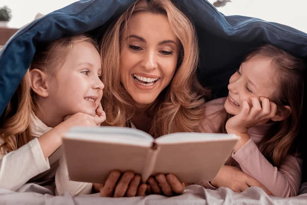 Όμορφη γυναίκα διαβάζοντας ένα βιβλίο με τις κόρες — Φωτογραφία Αρχείου