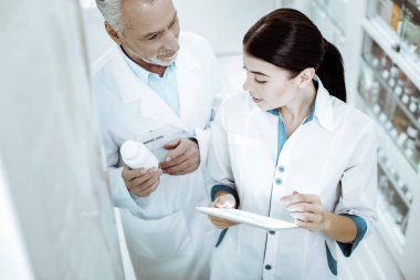 Genç kadın eşine dinleme memnun