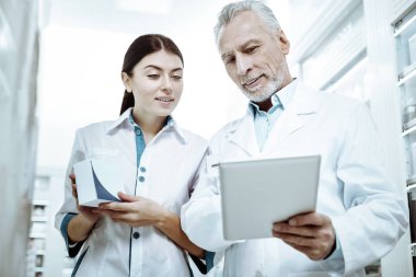 Olumlu mutlu insanların internet malzemeyi kontrol