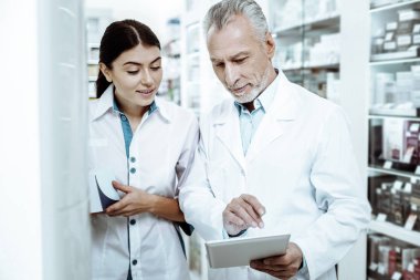 Özenli esmer kadın kişi onun meslektaşım için dinleme