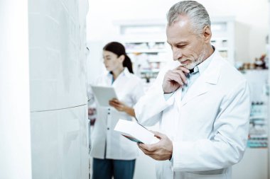 Sille konsantre. Malzemeler okunurken kafa Selam yakışıklı tıbbi işçi