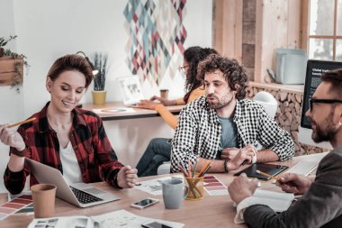 Onu proje tanıtımı gösteren neşeli genç işçi