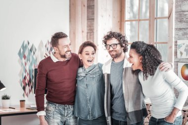 Komik hikayeler birlikte gülüyor memnun kadın