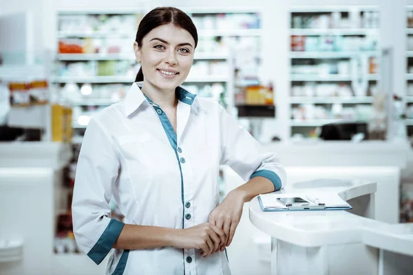 Charmantes medizinisches Personal blickt direkt in die Kamera — Stockfoto