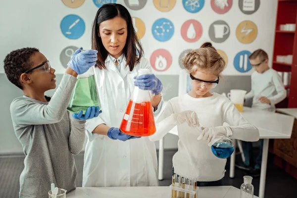 Wees Voorzichtig Brunette Vrouwelijke Staande Tussen Haar Leerlingen Tijdens Het — Stockfoto