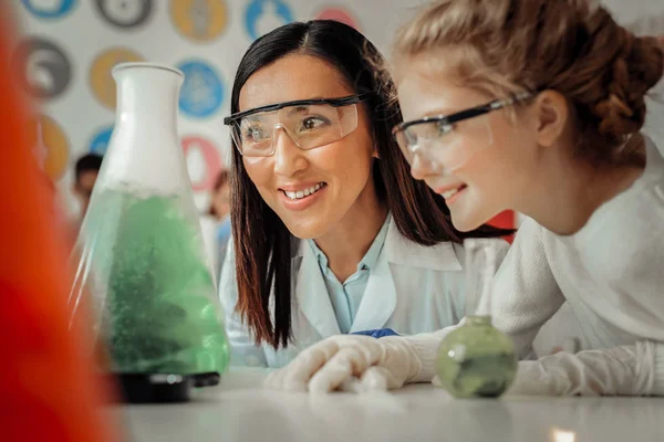Cientista asiático alegre olhando para bulbo de vidro — Fotografia de Stock