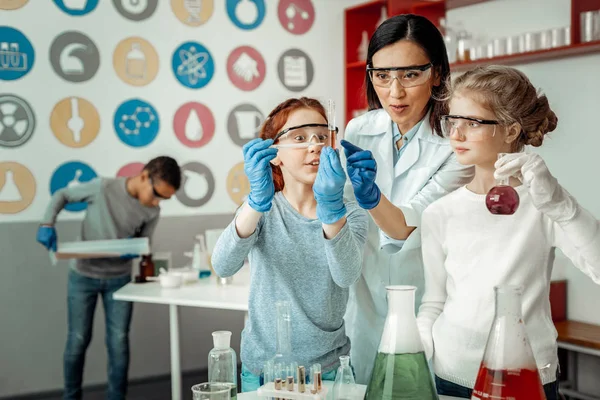 Grupo de niños estudiando química con placer — Foto de Stock