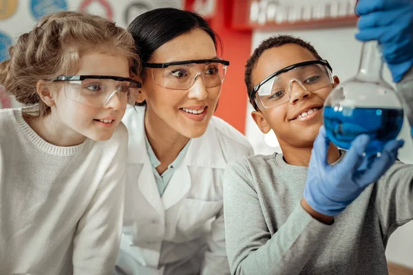 Mulher asiática alegre passar tempo com seus alunos — Fotografia de Stock