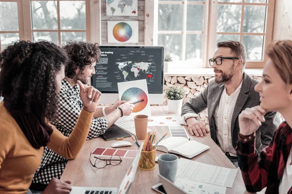 Groep blij ontwerpers die samenwerken — Stockfoto