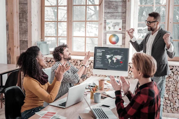 Knappe bebaarde man staat voor zijn collega 's — Stockfoto