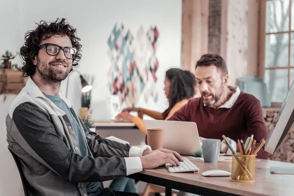 Alegre hombre barbudo manteniendo la sonrisa en su cara — Foto de Stock