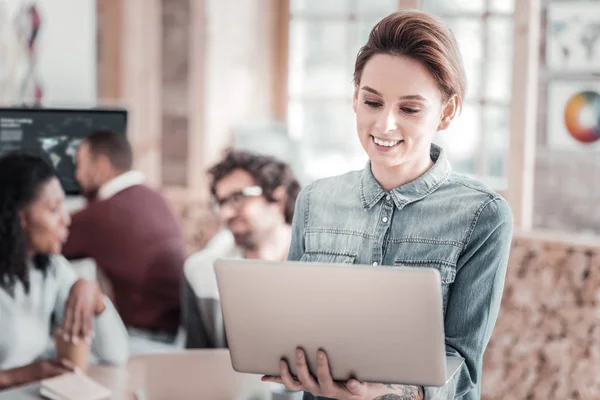 Chica alegre mirando la pantalla de la computadora — Foto de Stock