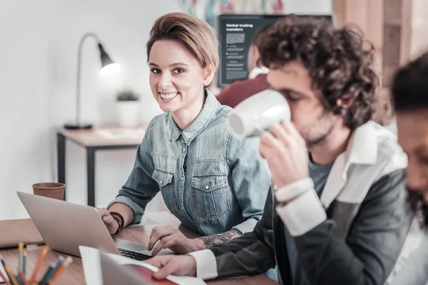 Utrolig kvinnelig person som jobber på datamaskinen sin – stockfoto