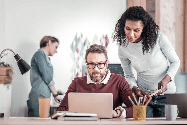 Внимательный мужчина, работающий над своим проектом
