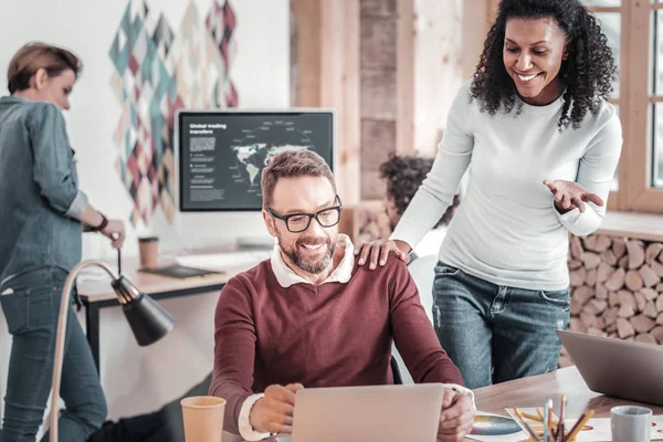 Blij internationale vrouw praten met haar partner — Stockfoto