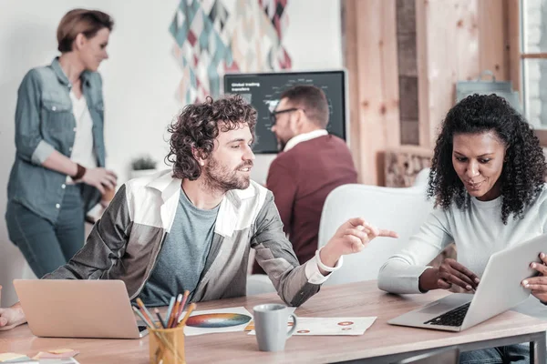 Des jeunes heureux et positifs qui travaillent ensemble au projet — Photo