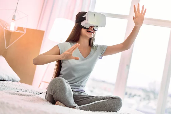 Positiv glad brunett testning mask av virtuella vision — Stockfoto