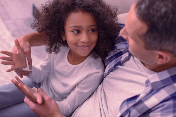 Positivo bonito menina olhando para ela pai — Fotografia de Stock