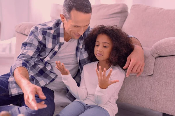 Aangename jong meisje te kijken naar haar handen — Stockfoto