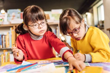 Down sendromu birbirlerine yardımcı olan sevimli çekici kız
