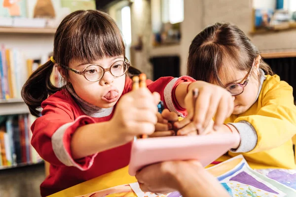 Ojos oscuros niño soleado jugando con su compañero de grupo en el jardín de infantes — Foto de Stock