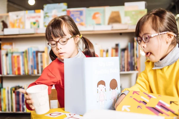 Twee zonnekinderen gevoel vreugdevolle leren brieven en boeken lezen — Stockfoto