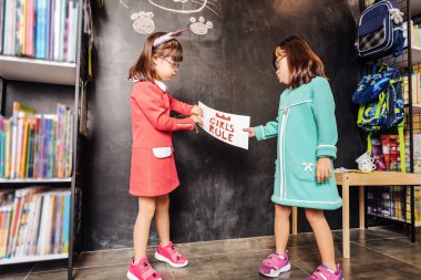 Güneşli çocuk Blackboard duran parlak spor ayakkabı giyiyor