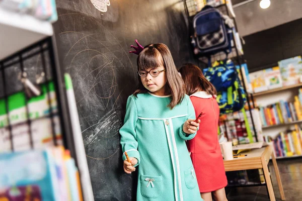 Niño soleado preescolar de cabello oscuro con vestido azul y corona — Foto de Stock