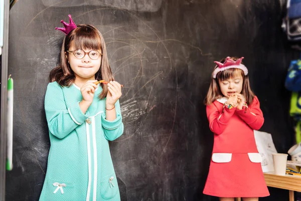 Dua indah gaya anak-anak cerah mengenakan gaun cerah — Stok Foto