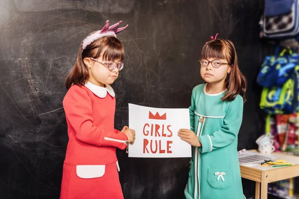 Ragazze Comandano Carino Bei Bambini Soleggiati Piedi Vicino Alla Lavagna — Foto Stock