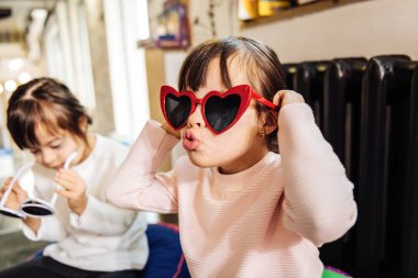 Parlak kırmızı güneş gözlüğü takıyor şirin esmer kız