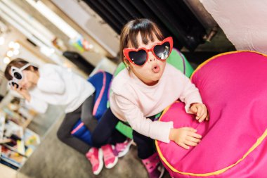 Parlak güneş gözlüğü yapma ve komik surat iki esmer ikiz