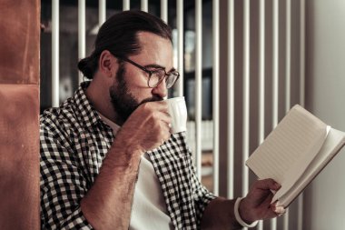 Bir yudum kahve alarak güzel pozitif adam