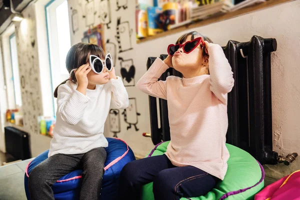 Piękne stylowe siostry sobie jasne śmieszne okulary — Zdjęcie stockowe